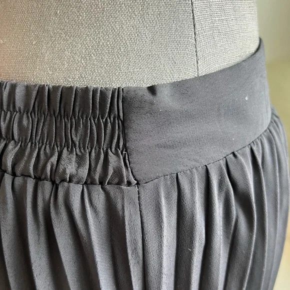 Black Pleated Skirt - Picture 5 of 7
